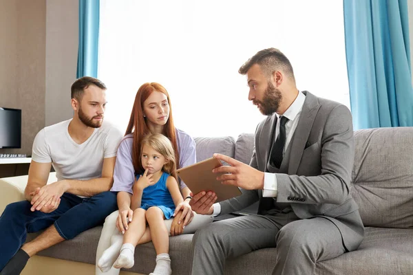 Professionelle Psychologin unterstützt junge verheiratete Familie mit Tochter — Stockfoto