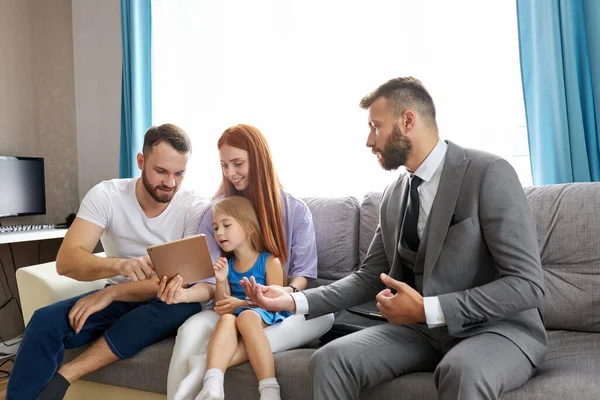 Friendly psychologist help family going to be divorced — Stock Photo, Image