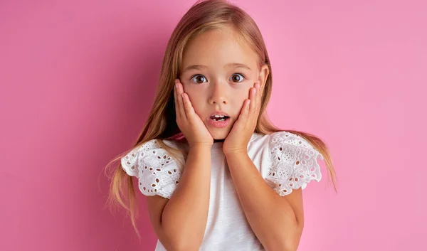 Porträtt av lilla kaukasiska flicka i chock, hon är förvånad — Stockfoto