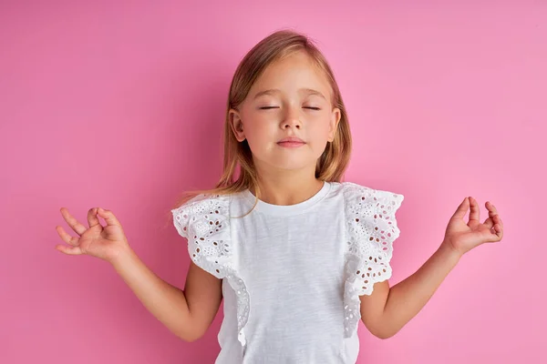 Lugn kaukasiska flicka mediterar, engagerad i yoga — Stockfoto