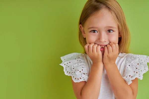 Bedårande rolig liten flicka väntar på överraskning, drömmer — Stockfoto