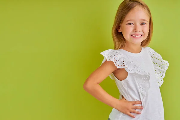 Awesome girl laugh at camera, shine with happiness — Stock Photo, Image