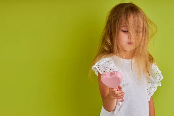 Shaggy niña va a peinar cabello después de despertar —  Fotos de Stock