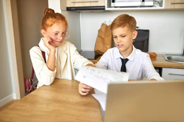 Красива біла пара дітей працюють на ноутбуці разом — стокове фото