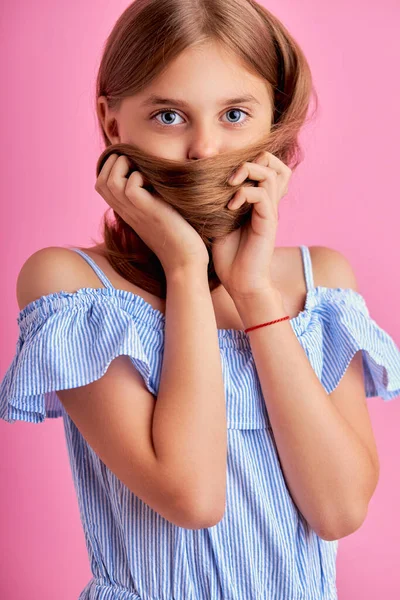 Närbild porträtt av ung flicka stänga munnen med sitt långa hår — Stockfoto