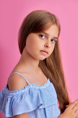 Kameraya poz veren ciddi bir beyaz model kızın portresi izole edilmiş.