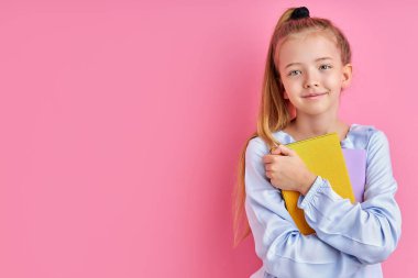 Utangaç ve çalışkan bir kız çocuğu okula tek başına gidiyor.