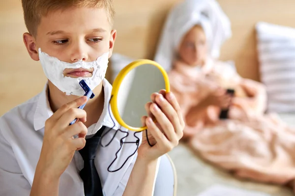 Primer plano retrato de niño afeitado barba — Foto de Stock