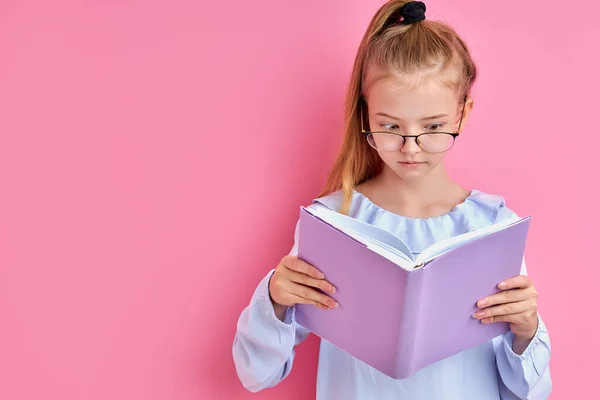 Güzel küçük kız kitap okuduktan sonra şokta kalır. — Stok fotoğraf