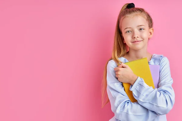 Niña tímida y diligente va a la escuela aislado — Foto de Stock