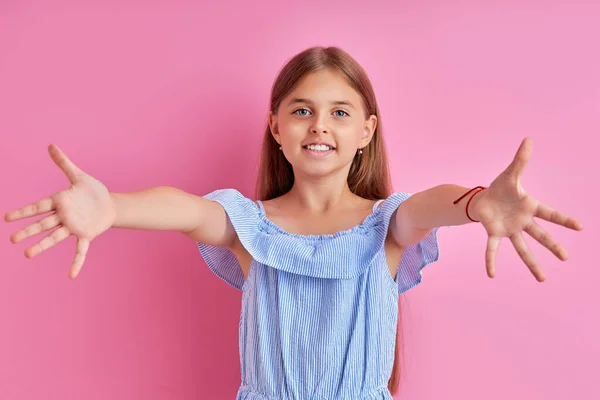 Vänlig älskvärd flicka sprider sina armar, vill krama — Stockfoto