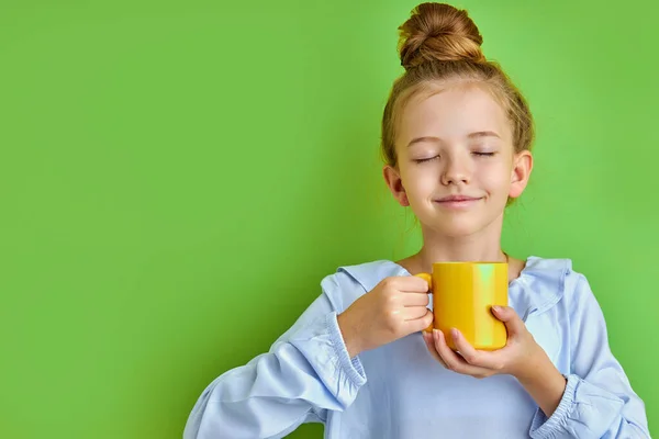 Красивая кавказская девочка пьет горячий чай или кофе по утрам — стоковое фото