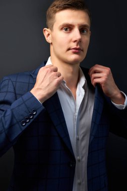Klasik takım elbise giyen genç adam.