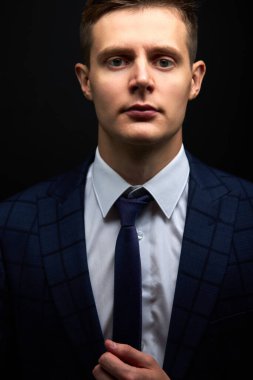 Resmi smokin ya da takım elbiseli kendine güvenen bir iş adamı büyüklüğünü ve nüfuzunu gözleriyle ifade eder.