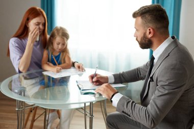 Boşanmış, kızıl saçlı, çocuklu bir anne profesyonel psikologdan yardım alıyor.