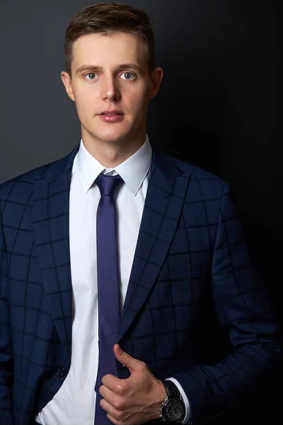 Retrato de caucásico guapo macho en elegante traje posando — Foto de Stock