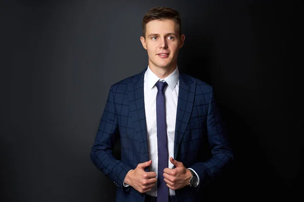 Retrato de caucásico guapo macho en elegante traje posando — Foto de Stock