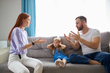 Çocuk kız, aile bireyleri arasında yaşanan kavgalardan muzdarip.