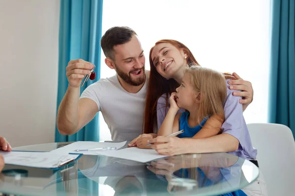 Jeune famille caucasienne avec enfant obtenir des clés de leur premier appartement — Photo