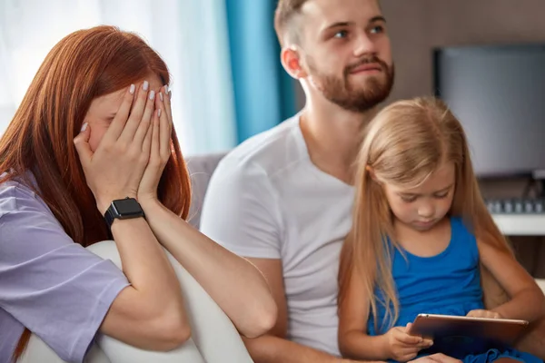 Szülés utáni depresszióban szenvedő vörös hajú nő — Stock Fotó