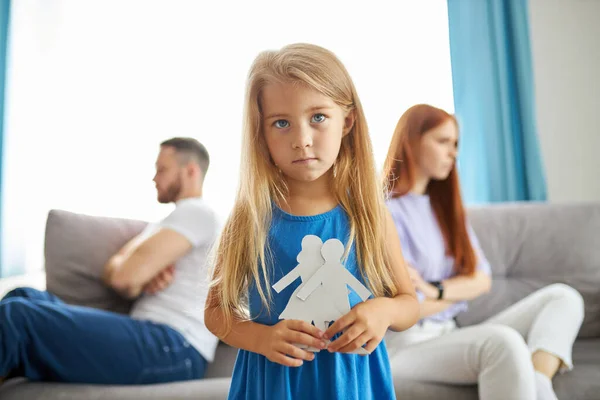 Niña caucásica sosteniendo foto familiar dibujo sentirse molesto acerca de los padres divorcio — Foto de Stock