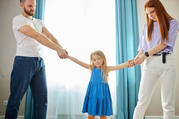 Розлучені кавказькі батьки сперечаються про опіку над дітьми — стокове фото