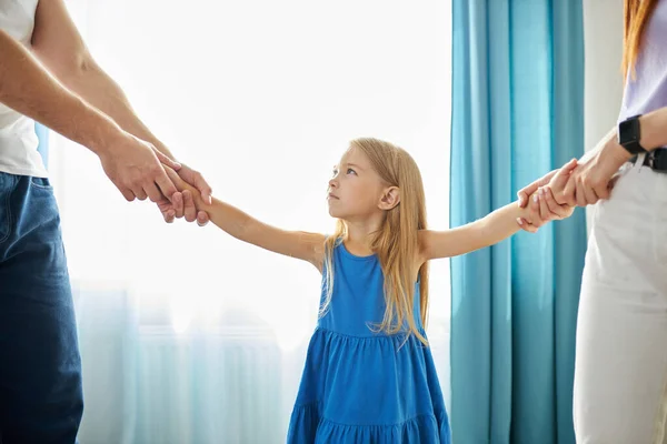 Madre y padre comparten niña, niño dividido, ir a ber divorciado — Foto de Stock