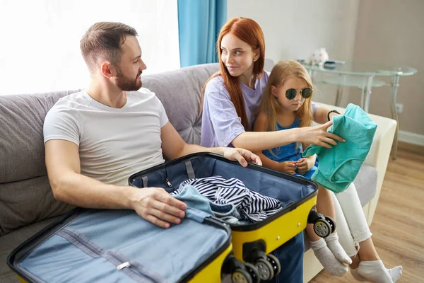 Familia joven feliz listo para viajar, concepto de viaje — Foto de Stock