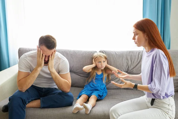 Divorced caucasian parents arguing about child custody — Stock Photo, Image
