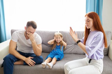 Çocuk kız, aile bireyleri arasında yaşanan kavgalardan muzdarip.
