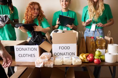 hayır kurumunda çalışan bir grup insan