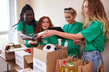 Genç hevesli gönüllüler fakirlere bağış yapıyor.
