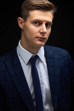 Resmi smokin ya da takım elbiseli kendine güvenen bir iş adamı büyüklüğünü ve nüfuzunu gözleriyle ifade eder.