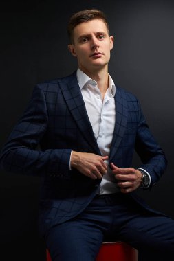 Genç nüfuzlu petrol kralı petrol varilinin üzerinde oturuyor.