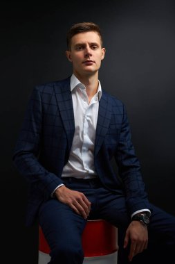 Resmi smokin ya da takım elbiseli kendine güvenen bir iş adamı büyüklüğünü ve nüfuzunu gözleriyle ifade eder.