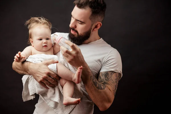 Padre Militar Abrazando A Su Bebe Recien Nacido Regreso A Casa La Infancia Stock Photo Padre Militar Abrazando A Su Bebe Recien Nacido Regreso A Casa La Infancia Stock Photo