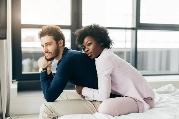 Un couple infidèle au lit Un couple infidèle au lit