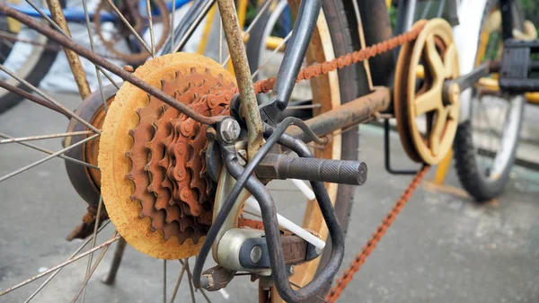 Close Peça Bicicleta Com Caixa Velha Engrenagem Está Enferrujado Engrenagem — Fotografia de Stock