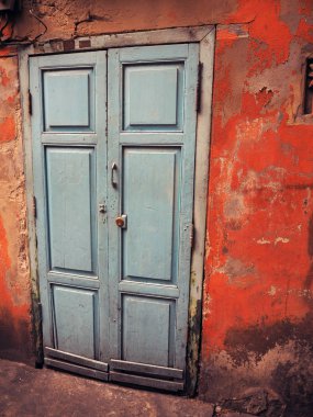 Eski mavi kapı kırmızı bir duvar.