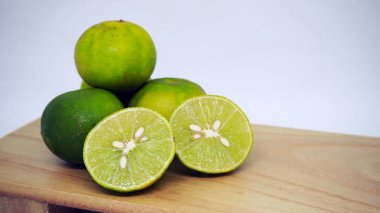 Beyaz arka plan üzerinde izole ahşap tepsi üzerinde taze limon.