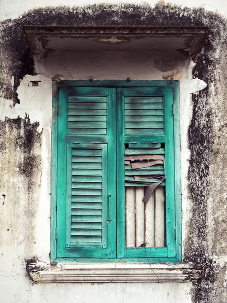 Старое Зеленое Деревянное Окно Белая Стена Здания — стоковое фото