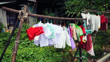 Kırsal kesimde bambu clothesline kullanarak giysi kurutma