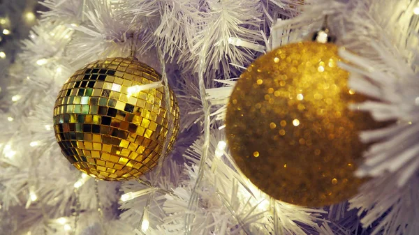 Verspiegelte Discokugel Und Weihnachtsdekoration Auf Weißem Hintergrund — Stockfoto