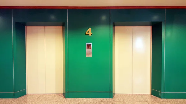 Відкриті Закриті Хром Метал Офісні Будівлі Ліфтів Двері Реалістичні Фото — стокове фото