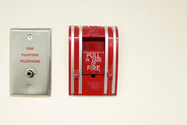 Συναγερμοί Πυρκαγιάς Και Πυροσβέστες Τηλέφωνο Λευκό Φόντο — Φωτογραφία Αρχείου