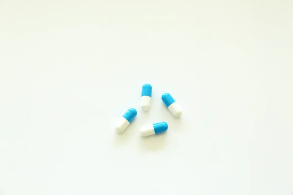 Capsules Blanches Bleues Fond Blanc — Photo