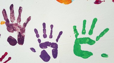 Çocuklar ve yetişkinler avuç içi beyaz arka plan üzerinde renkli baskı. 