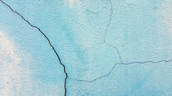 古い壁の背景 汚れたグランジ テクスチャを割った 青の壁のひび — ストック写真