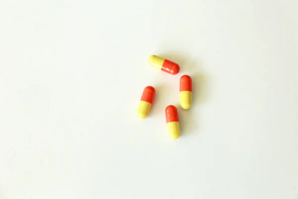 Žluto Červené Kapsle Některé Kapsle Pilulky Izolovaných Bílém Pozadí — Stock fotografie