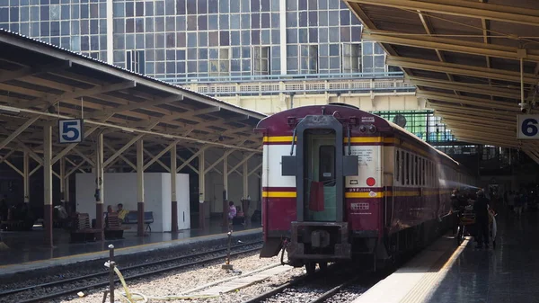 Hua Lamphong Station Train Railroad Tracks Get Washing Cleaning Worker — Stock Photo, Image